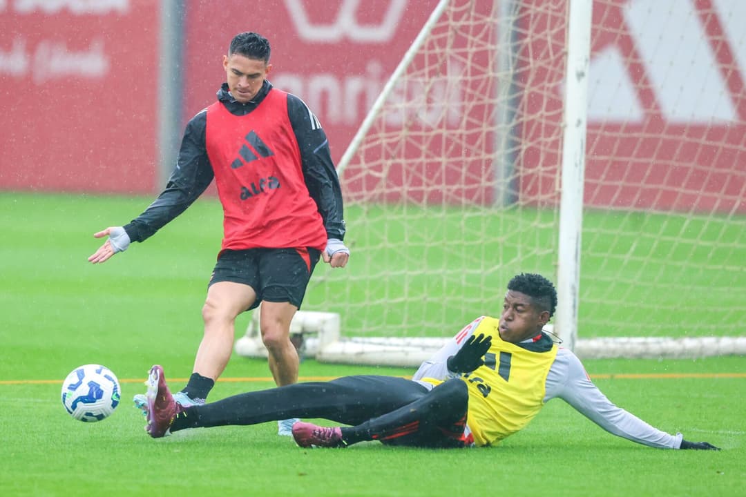 Rafael Borré, atacante, e Vitão, zagueiro, disputam no bola no treino do Internacional