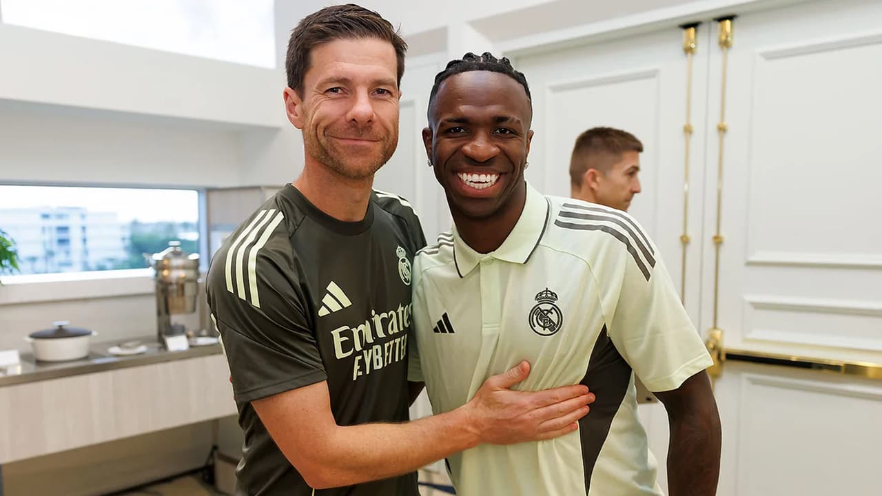 Vini Jr com Xabi Alonso em sua reapresentação no Real Madrid para o Mundial de Clubes