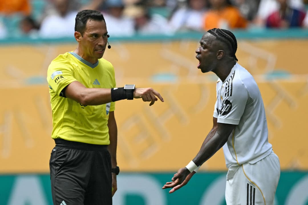 Vini Jr discute com Facundo Tello na estreia do Real Madrid no Mundial de Clubes