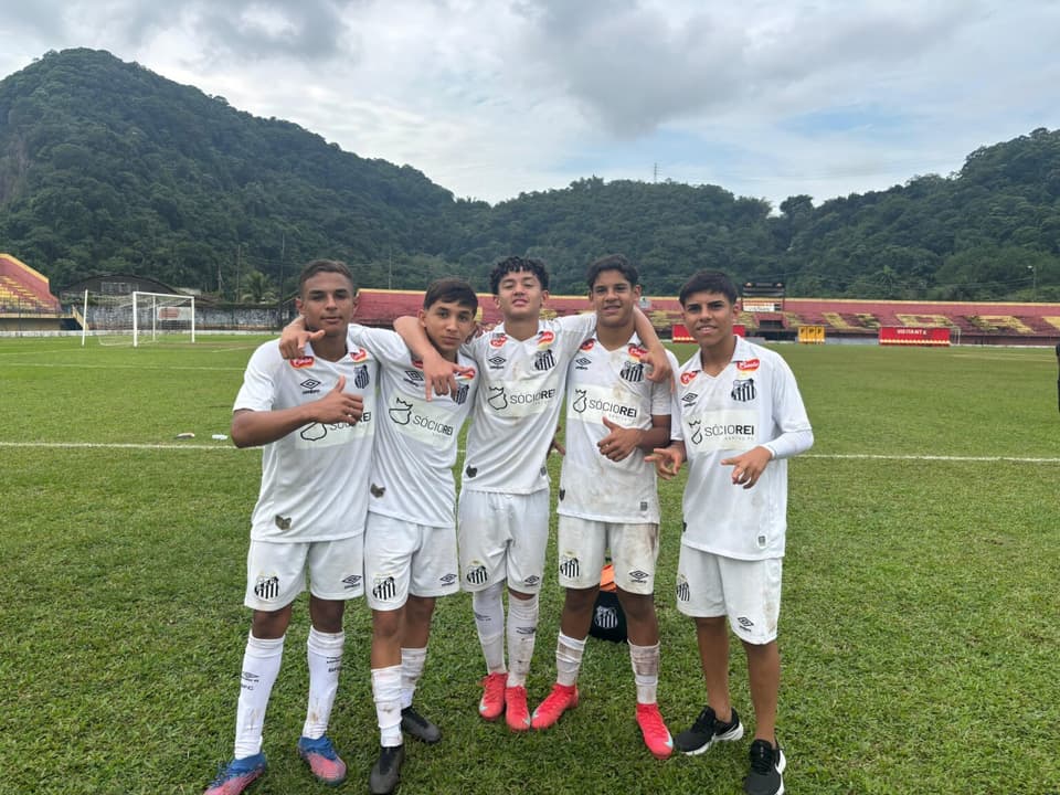 Da esquerda para a direita, Ryan Ribeiro, Dudu Marques, Bernardo Silveira, Pedro Neves e Leme da equipe Sub-14 (Fotos: Tiago Maestre/Santos FC)