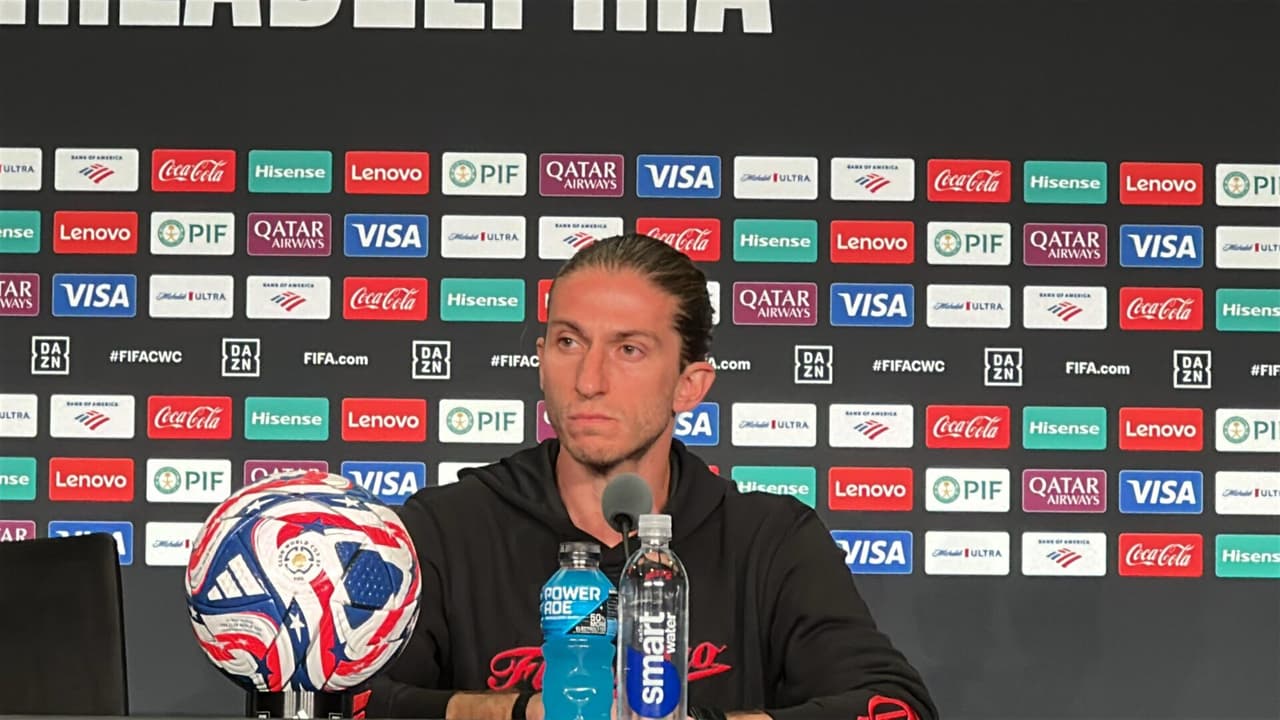 Filipe Luís em entrevista antes da estreia do Mundial (Foto: Lucas Bayer / Lance!)
