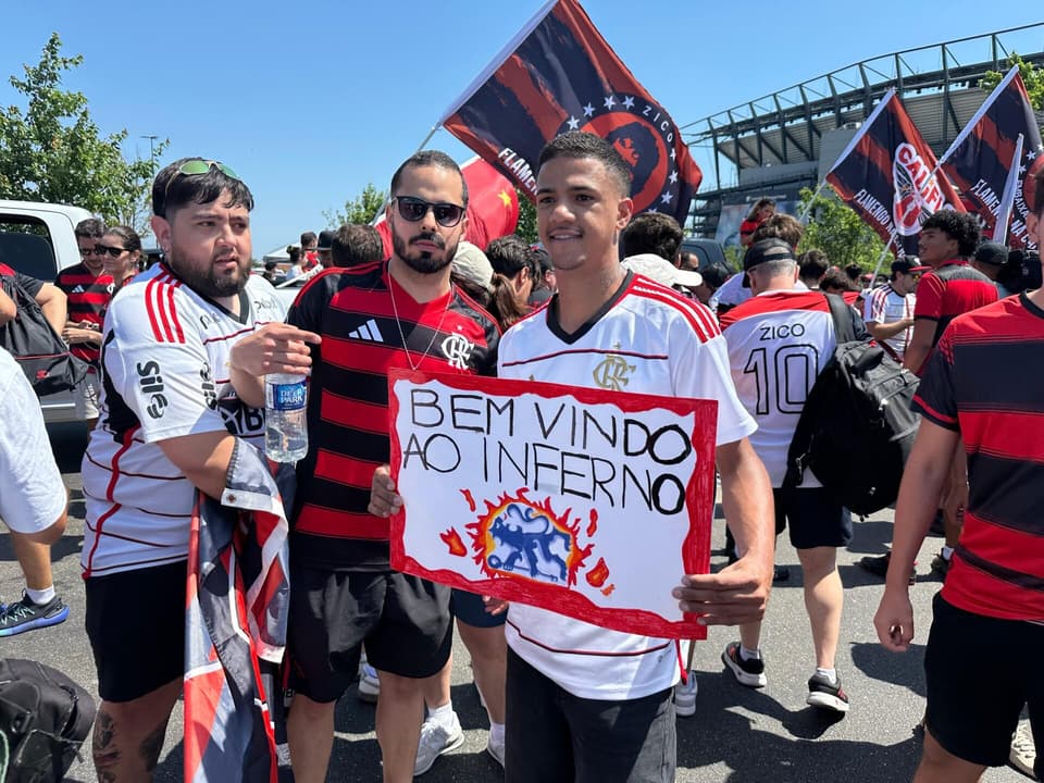 Torcedores do Flamengo antes do jogo contra o Chelsea (Foto: Lucas Bayer / Lance!)
