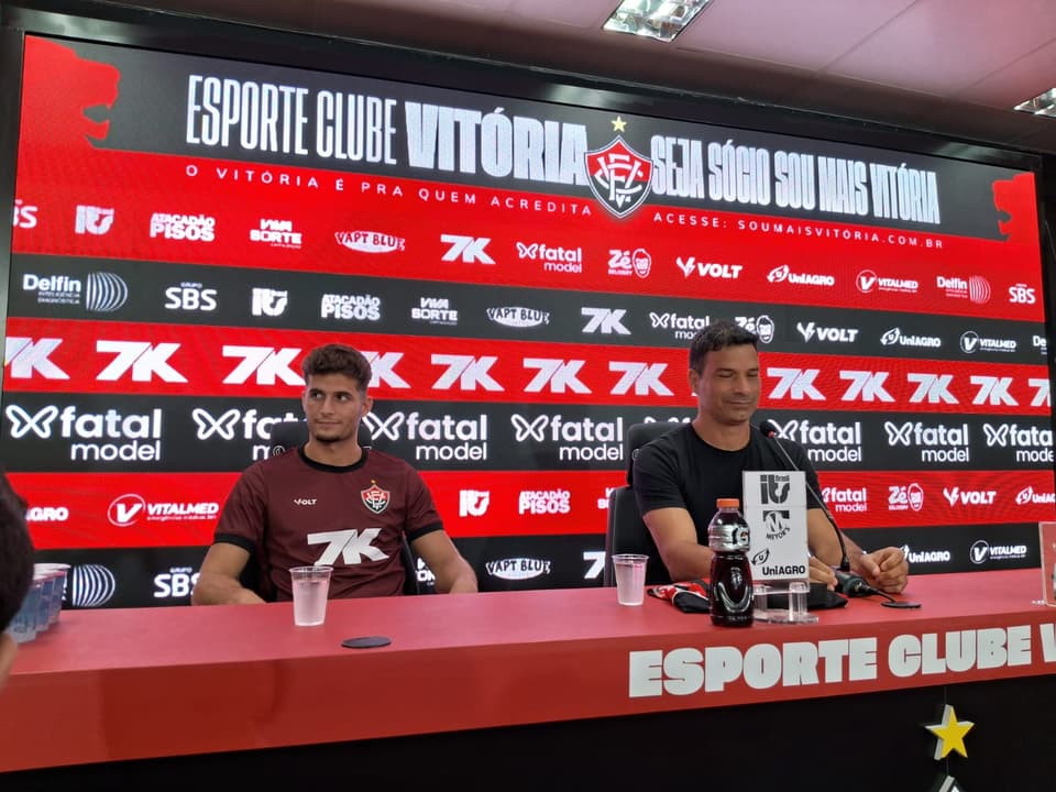 Rúben Rodrigues ao lado do diretor de futebol Gustavo Vieira (Foto: Rafael do Carmo / Lance!)