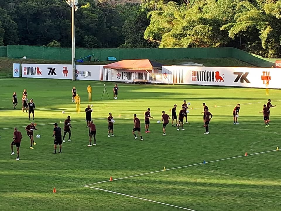 Jogadores fazem atividade em dupla no treino do Vitória (Foto: Rafael do Carmo / Lance!)