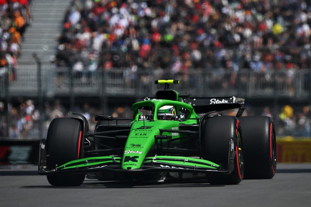 Gabriel Bortoleto, da Sauber, em ação no GP do Canadá pela F1 2025 (Foto: Rudy Carezzevoli/Getty Images/AFP)