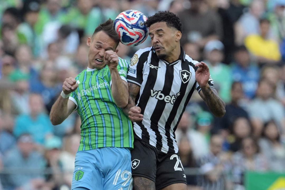 Gregore disputa bola no jogo do Botafogo contra o Seattle no Mundial de Clubes
