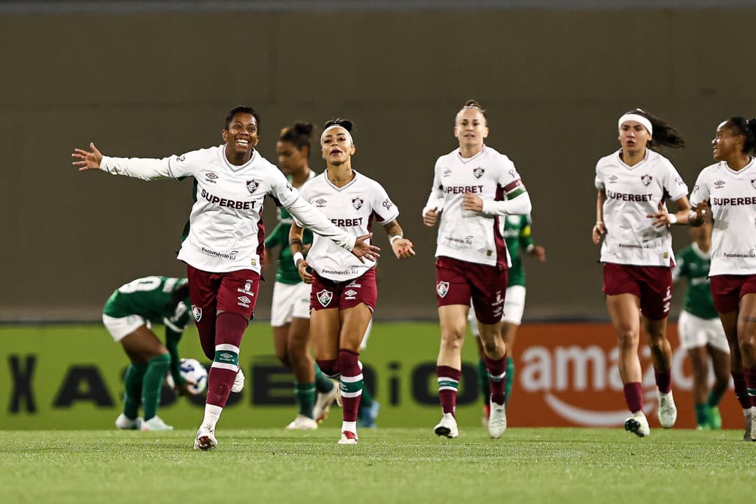 Lelê marcou o primeiro gol do Fluminense feminino no jogo. Tainá Maranhão marcou golaço pelo Palmeiras. (Foto: Staff Images Woman/CBF)