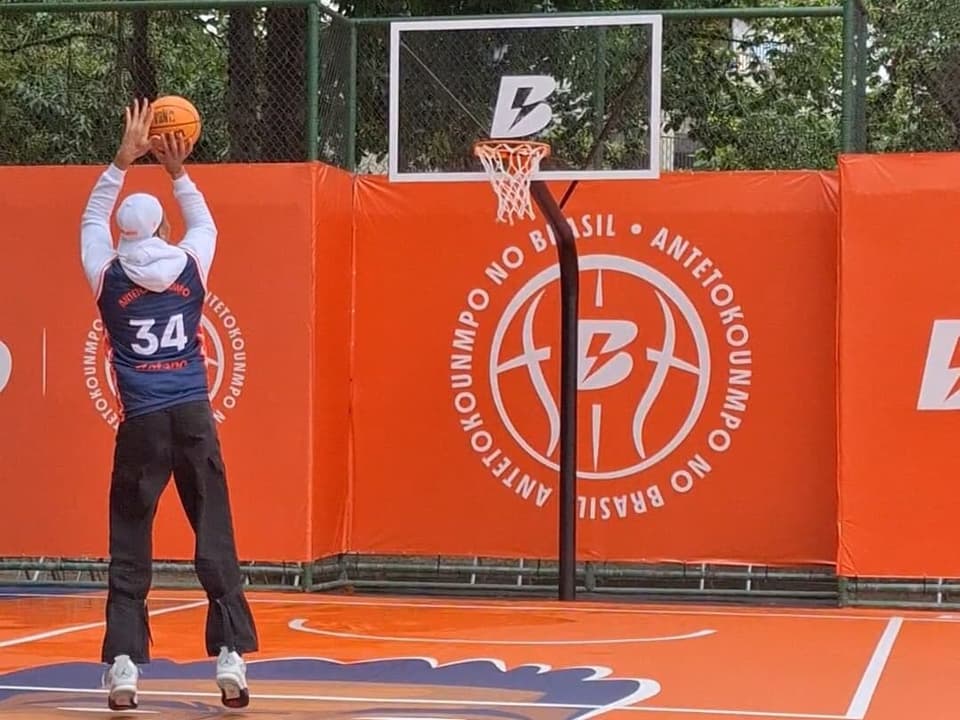 Giannis Antetokounmpo em inauguração no Rio de Janeiro (Foto: Anna Ramos/Lance!)