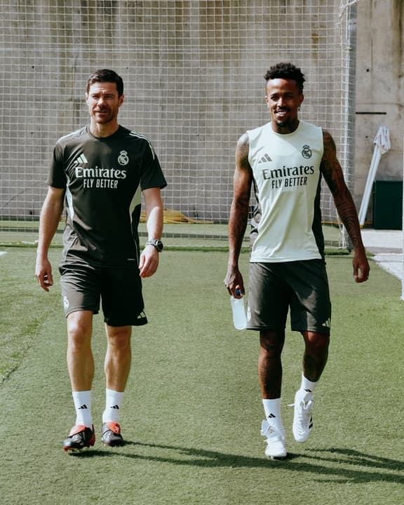 Éder Militão retornou aos treinos na primeira sessão comandada por Xabi Alonso no Real Madrid (Foto: Reprodução)