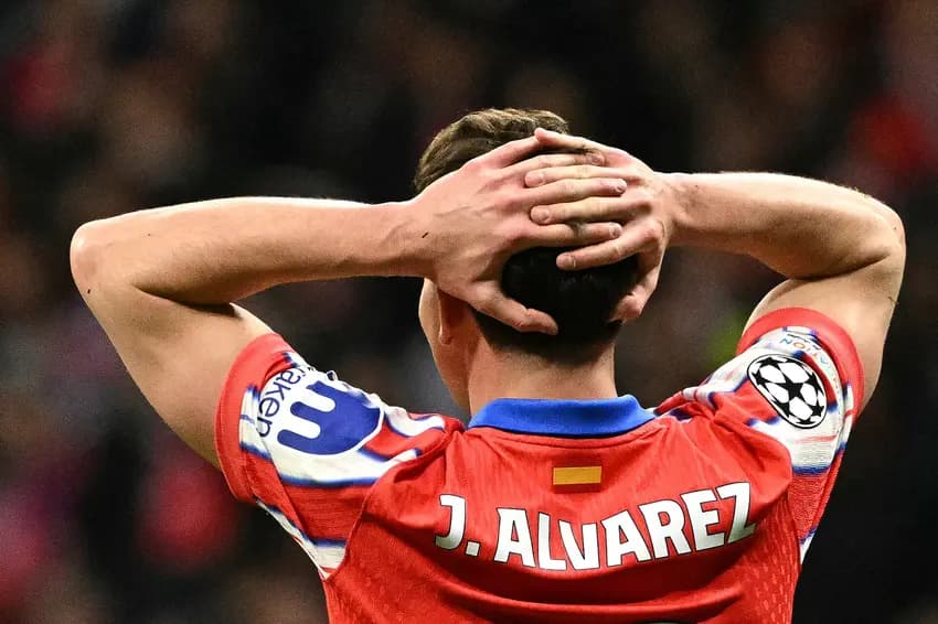 Julián Alvarez teve sua cobrança de pênalti anulada por dois toques na bola no duelo da Champions League entre Atlético de Madrid e Real Madrid (Foto: Javier Soriano/AFP)