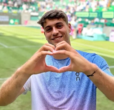 O italiano Flavio Cobolli comemora a vitória sobre João Fonseca em Halle (Divulgação)
