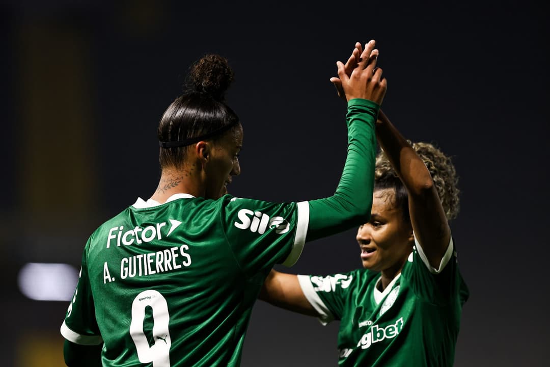 Amanda Gutierres chegou a 13 gols no Brasileirão feminino. Lelê marcou o primeiro gol do Fluminense feminino no jogo. (Foto: Staff Images Woman/CBF)