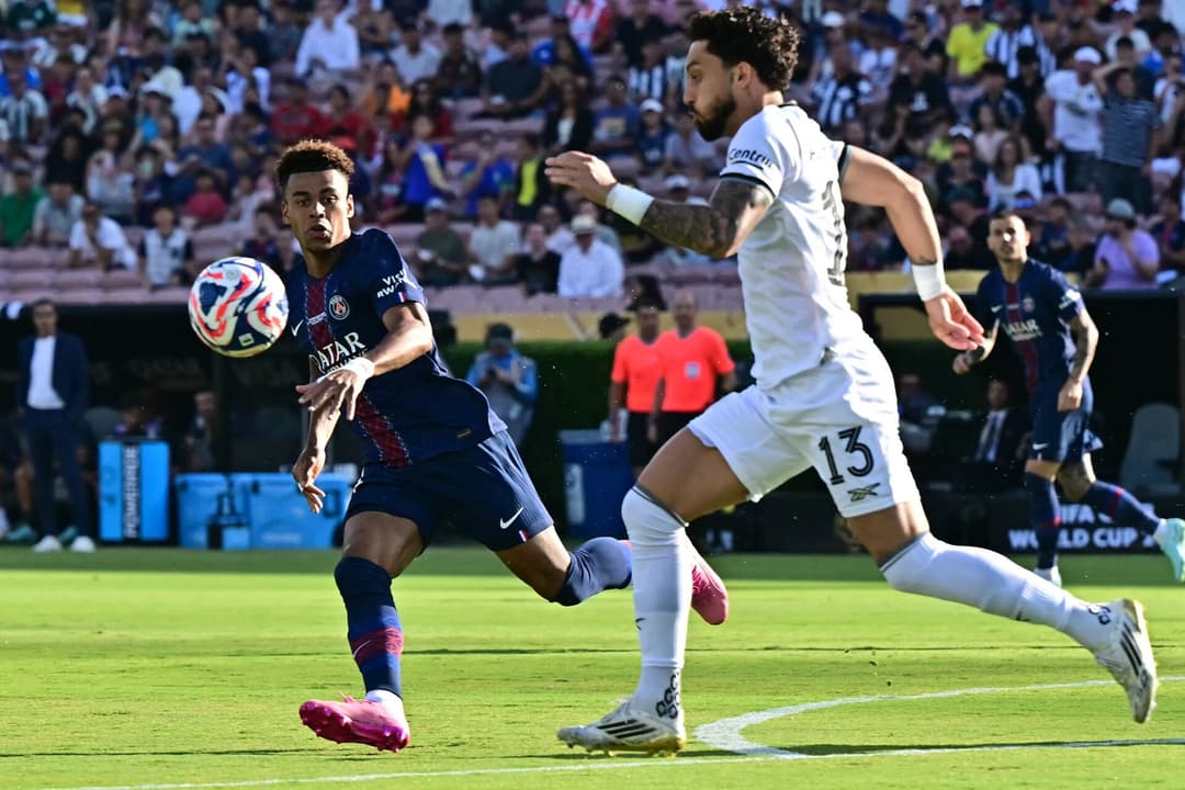 Alex Telles em ação no jogo do Botafogo contra o PSG pelo Mundial de Clubes