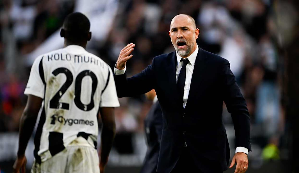Igor Tudor conversa com Kolo Muani, atacante da Juventus