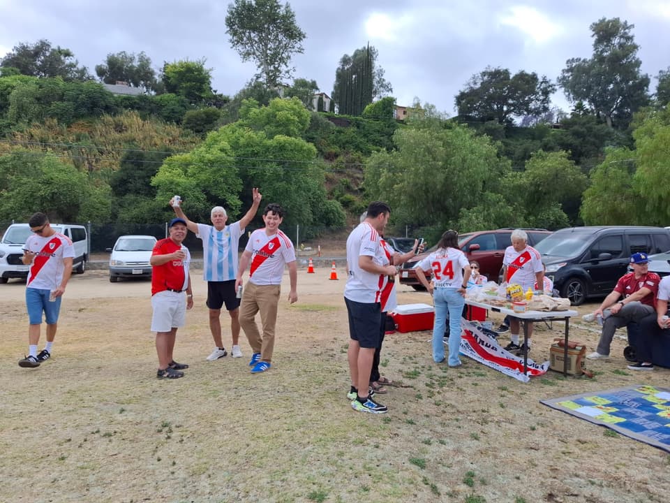 Torcedores do River Plate fazem churrasco antes do jogo no Rose Bowl