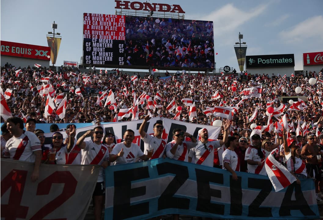 Torcedores do River Plate fizeram a habitual festa no Rose Bowl