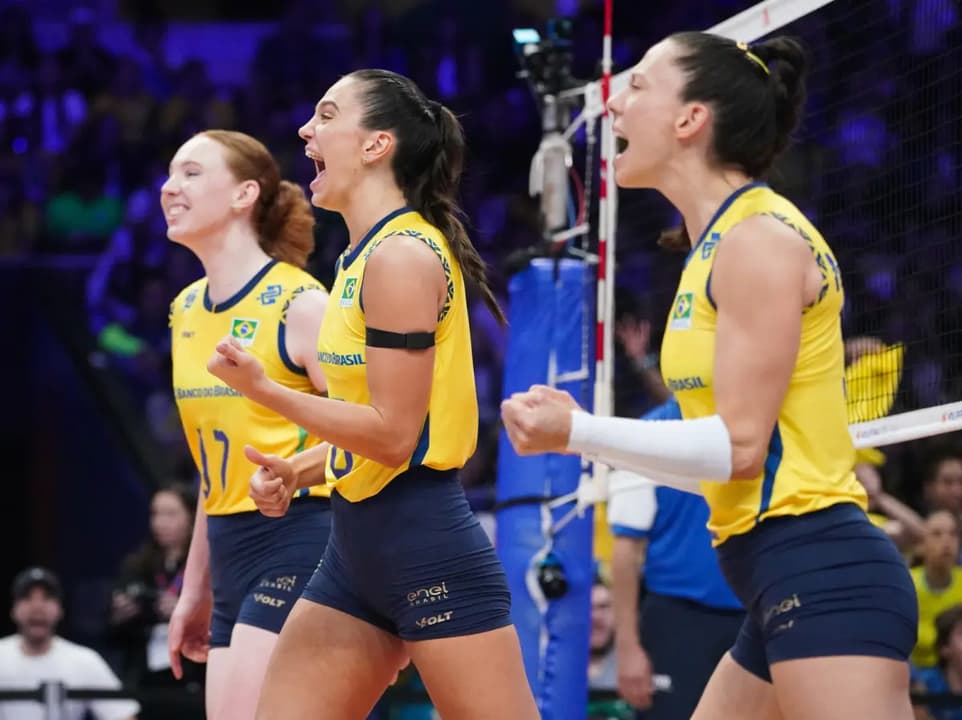 Brasileiras comemoram ponto do Brasil na VNL (Foto: CBV)