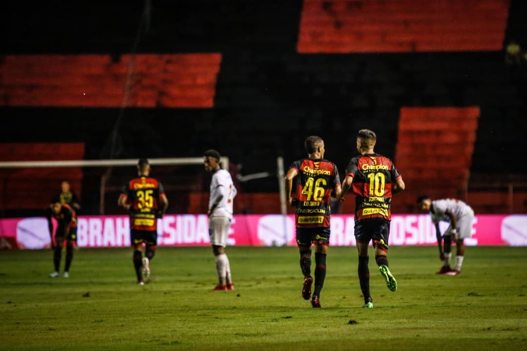 Jogadores do Sport comemoram gol contra o Bahia (Foto: Rafael Bandeira / Sport)