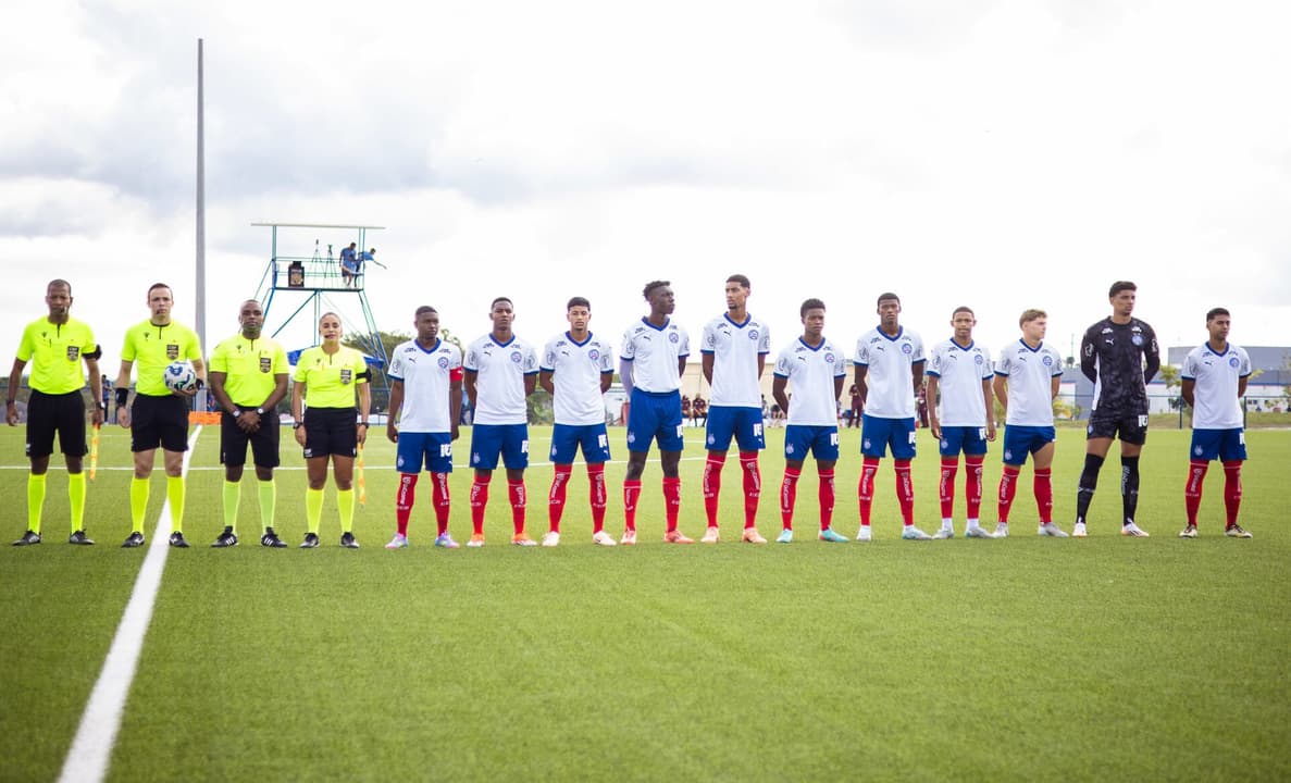 Time sub-20 do Bahia perfilado antes de jogo contra o Fluminense (Foto: Letícia Martins/EC Bahia)