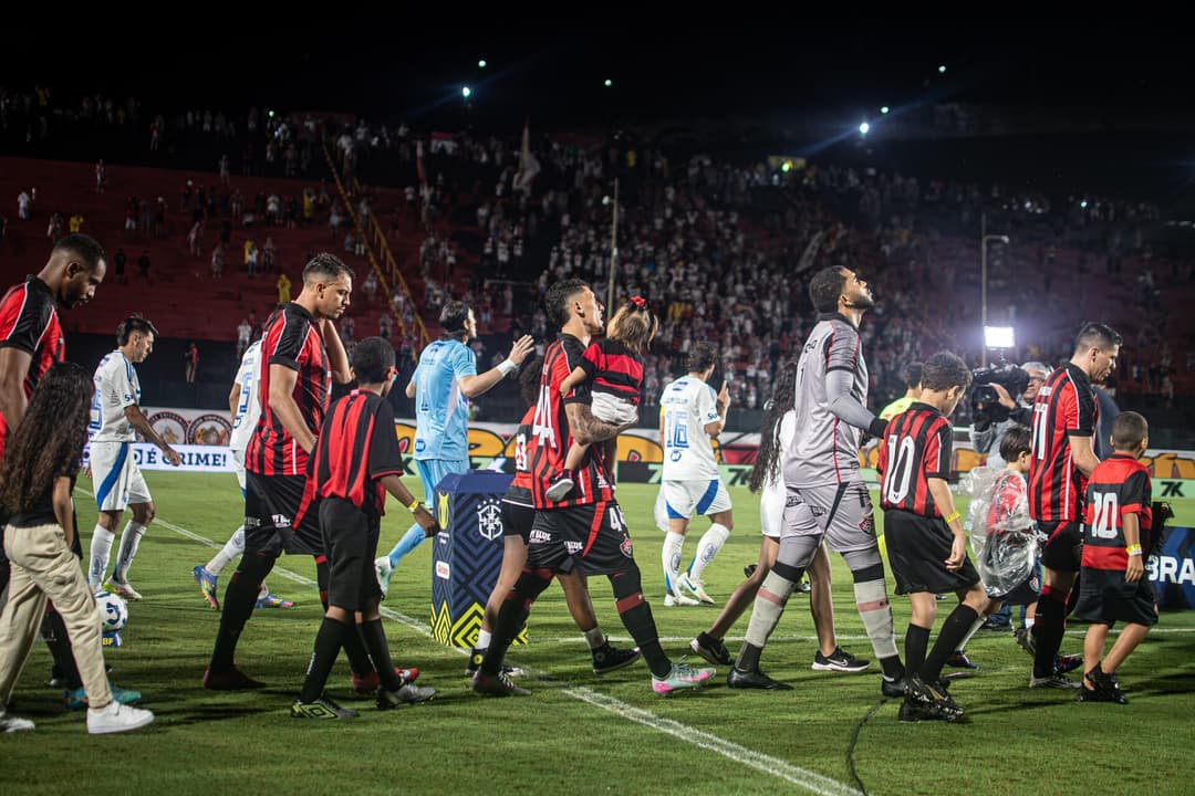 Jogadores do Vitória entram em campo para enfrentar o Cruzeiro, no Brasileirão (Foto: Victor Ferreira / EC Vitória)