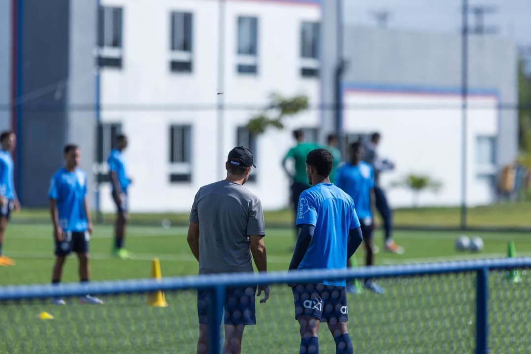 Carlos Larocca comanda treino do Bahia Sub-17 (Foto: Rafael Rodrigues / EC Bahia)