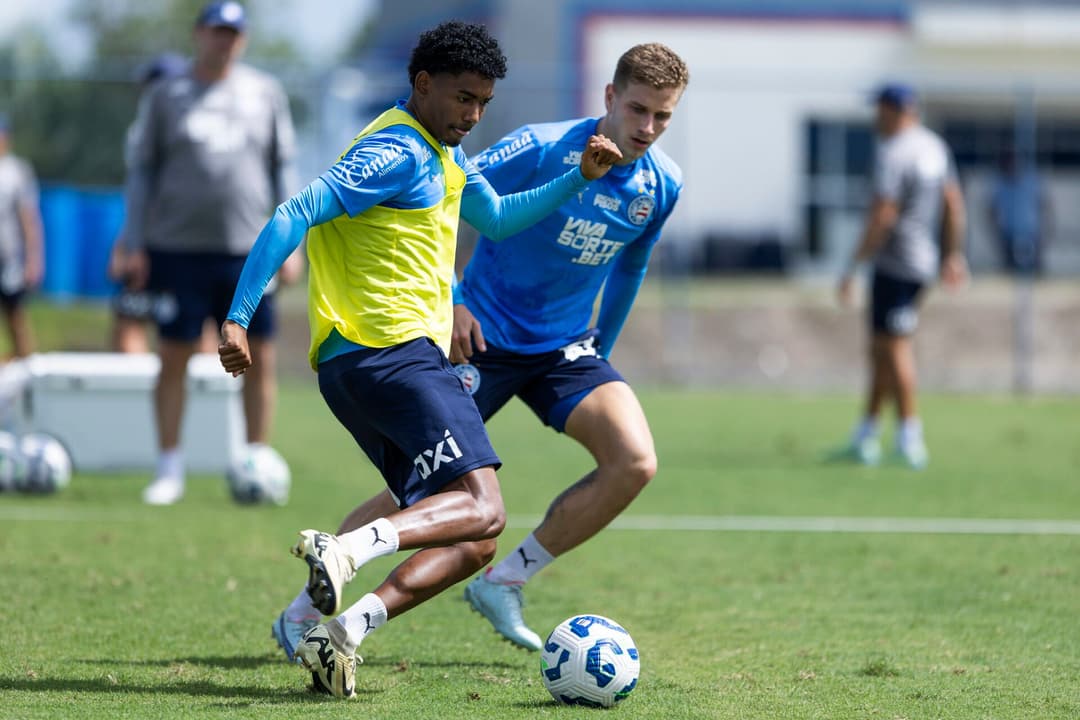 Jota e Vitinho se enfrentam em treino do Bahia (Foto: Rafael Rodrigues / EC Bahia)