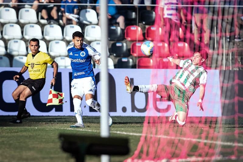 Lateral William, do Cruzeiro, em jogo contra o Banfield (Foto: Gustavo Aleixo/Cruzeiro)