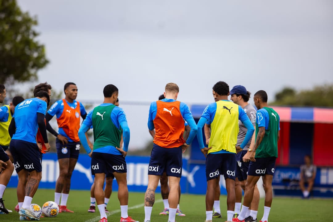Jogadores do Bahia reunidos durante treino (Foto: Kayky durante treino do Bahia (Foto: Letícia Martins/EC Bahia)