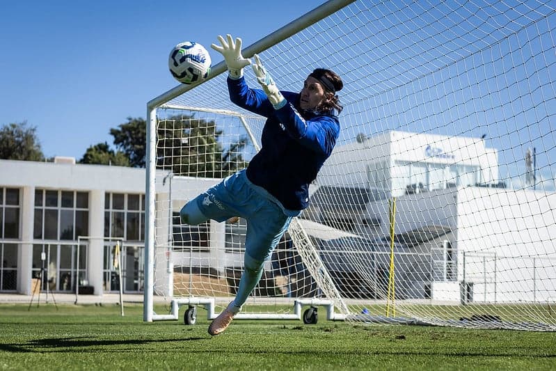 Goleiro Cássio, do Cruzeiro, em treino na Toca da Raposa (Foto: Gustavo Aleixo/Cruzeiro)