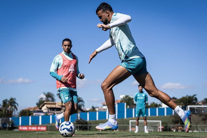 Zagueiro Fabrício Bruno, do Cruzeiro, em treino na Toca da Raposa (Foto: Gustavo Aleixo/Cruzeiro)