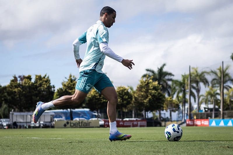 Volante Christian do Cruzeiro, em treino na Toca da Raposa (Foto: Gustavo Aleixo/Cruzeiro)