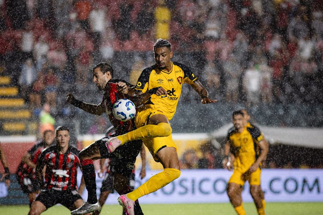 Derik e Raúl Cáceres disputam a bola pelo alto (Paulo Paiva/ Sport Recife)