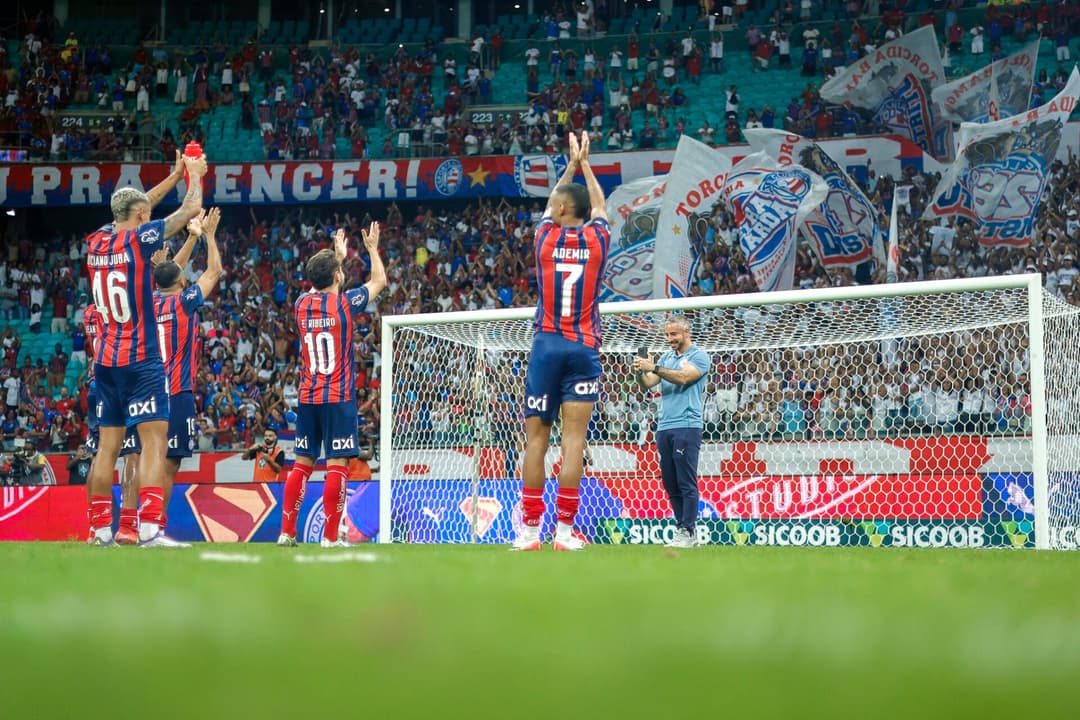 Jogadores do Bahia comemoram vitória contra o Juventude ao lado da torcida (Foto: Rafael Rodrigues / EC Bahia)