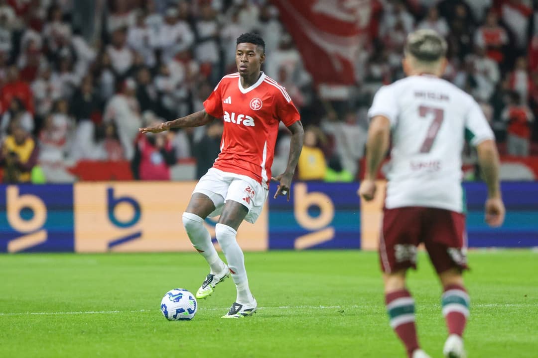 Vitão, zagueiro do Internacional