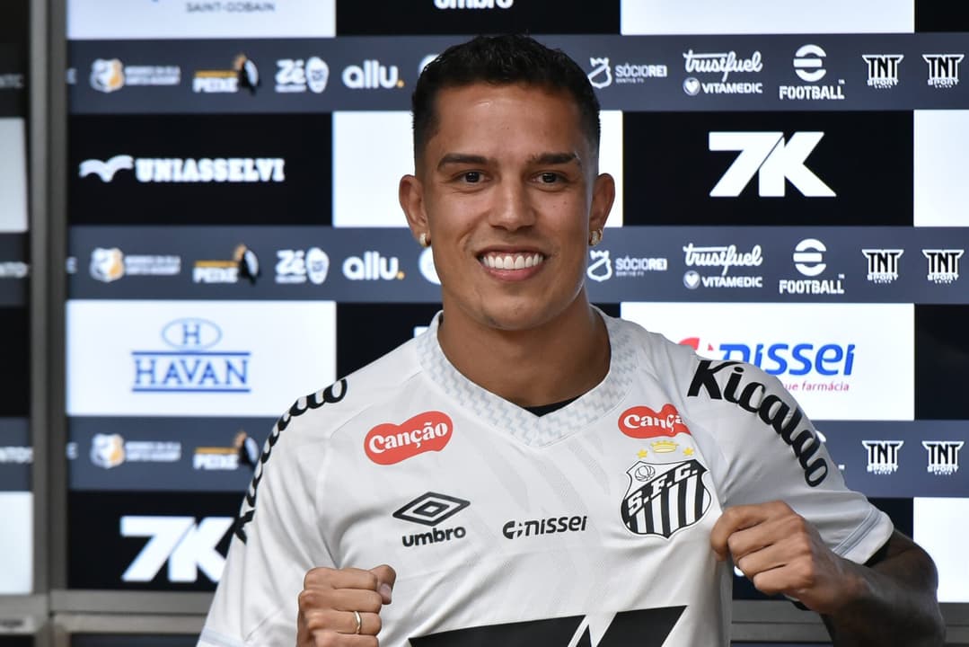 Igor Vinícius assinou contrato com o Santos até junho de 2028. (Foto: Jota Erre/AGIF)