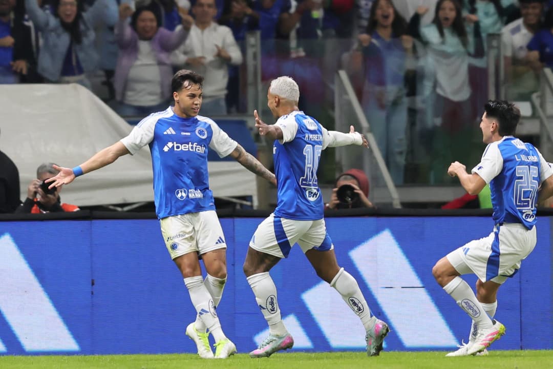 Kaio Jorge e Matheus Pereira comemoram gol do Cruzeiro contra o Grêmio (Foto: Gilson Lobo/AGIF)