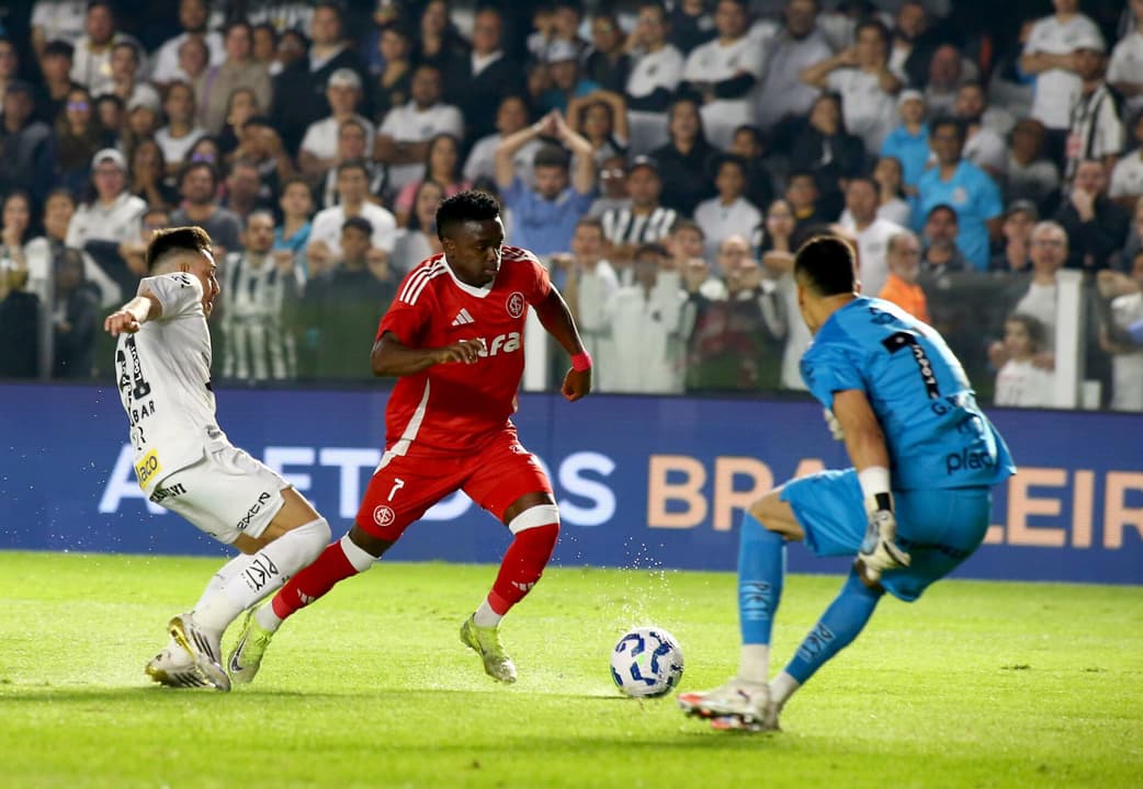 Carbonero no lance do gol do Internacional