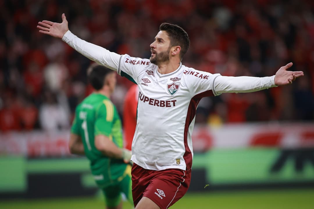 Everaldo comemora gol do Fluminense diante do Internacional (Foto: Maxi Franzoi/AGIF)