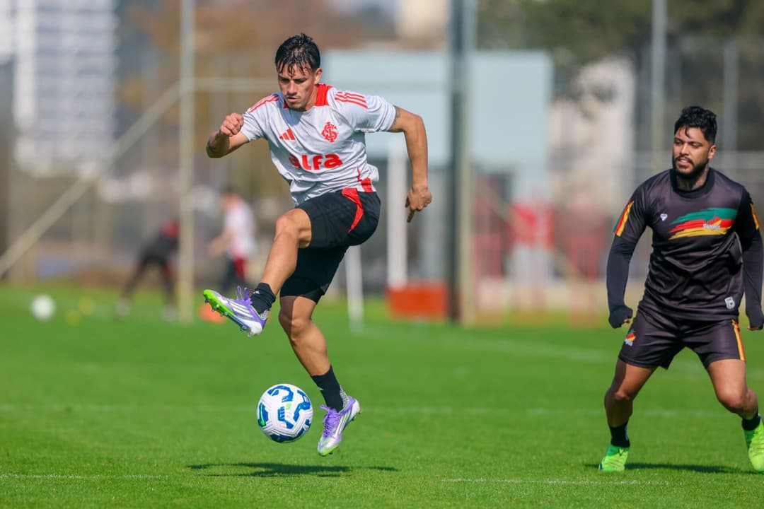 Bernabei, lateral-esquerdo do Internacional, em jogo-treino
