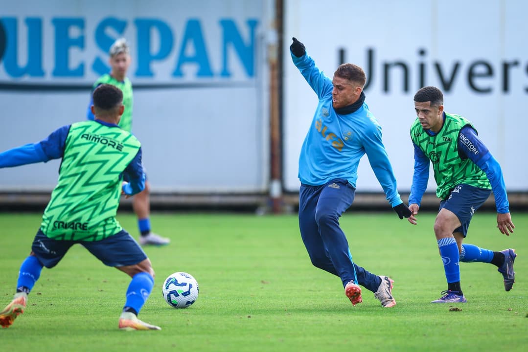 Cuéllar em disputa de bola no jogo-treino entre Grêmio e Aimoré. (Foto: Lucas Uebel/Grêmio FBPA)