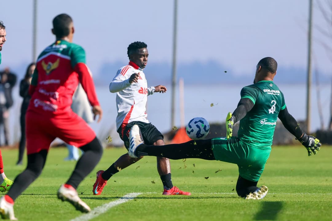 Carbonero, atacante do Internacional, em jogo-treino no CT Parque Gigante