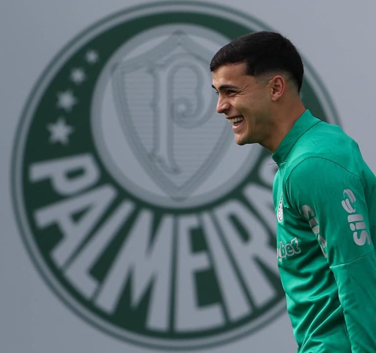 O Palmeiras se reapresentou na manhã desta sexta-feira (11), na Academia de Futebol, após a disputa da Copa do Mundo de Clubes da FIFA, nos Estados Unidos. Com a participação do atacante paraguaio Ramón Sosa, contratado nesta semana junto ao Nottingham Forest-ING, o elenco palestrino iniciou a preparação para enfrentar o Mirassol, às 19h de quarta-feira (26), no Allianz Parque, pela 14ª rodada do Campeonato Brasileiro. O jogador da Seleção do Paraguai, que assinou vínculo por cinco anos com o Verdão, realizou parte do treino integrado ao grupo e complementou com uma atividade física à parte.