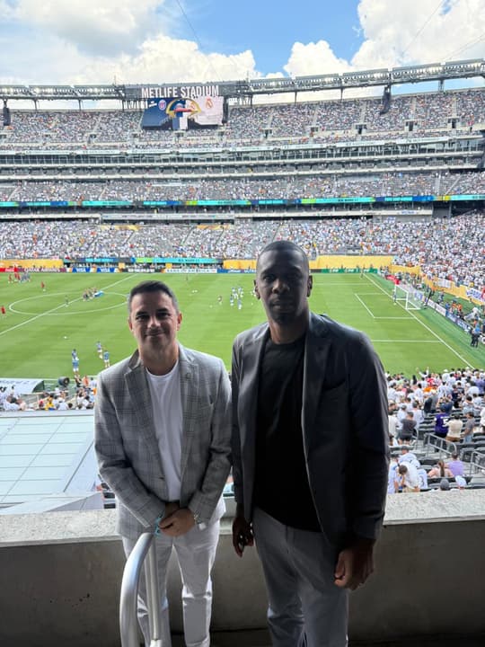 Rodrigo Caetano e Juan Santos assistem PSG x Real Madrid (Foto: Divulgação / CBF)
