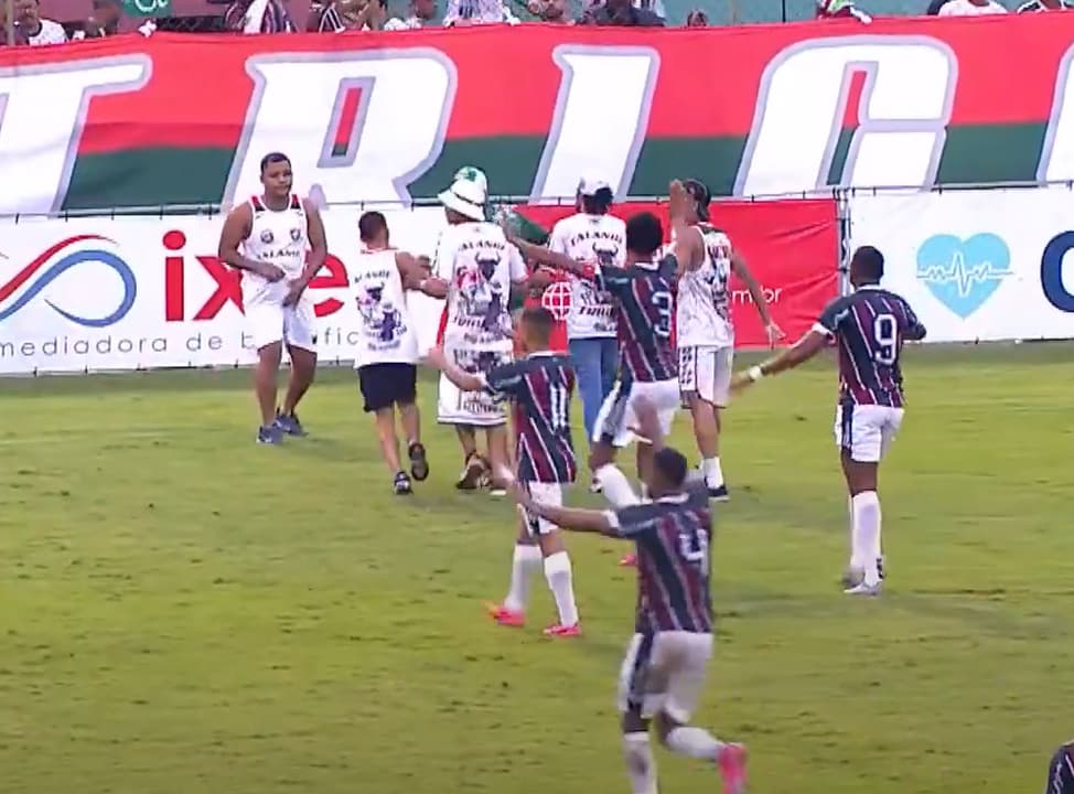 Torcida do Fluminense de Feira invade campo após apito final (Foto: reprodução / TVE)