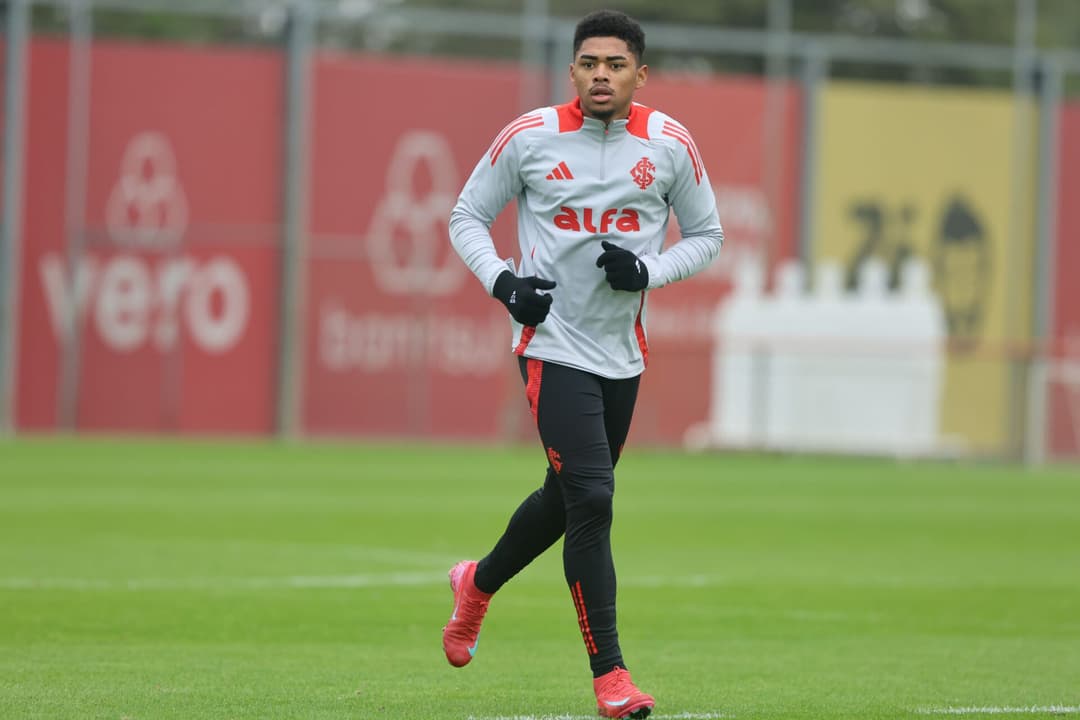 Victor Gabriel, zagueiro do Internacional em treino no CT