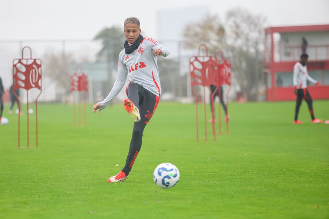 Vitinho, atacante do Internacional, volta aos treinos