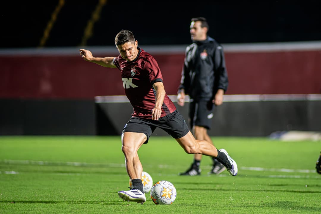 Osvaldo treina no Barradão (Foto: Victor Ferreira / EC Vitória)