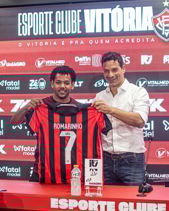 Romarinho com sua nova camisa ao lado do executivo de futebol Gustavo Vieira (Foto: Victor Ferreira / EC Vitória)