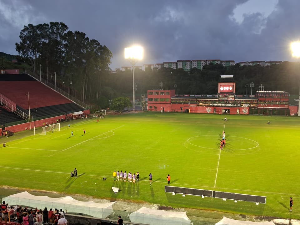 Jogadoras de Vitória e Atlético durante as cobranças de pênaltis (Foto: Rafael Carmo / Lance!)