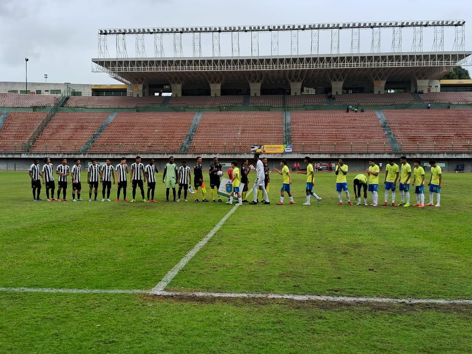 Brasil e Botafogo perfilados em Pituaçu (Foto: Rafael do Carmo / Lance!)